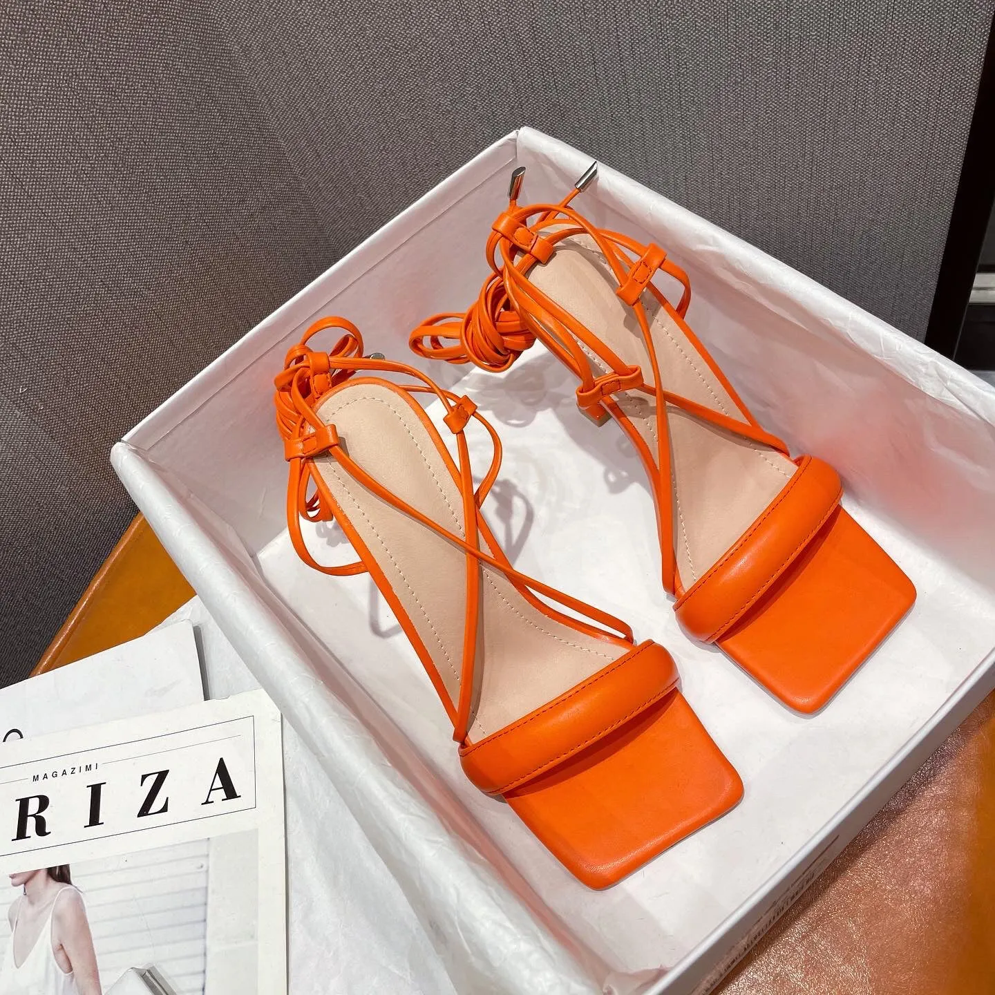 Brenda  Stiletto-Absatz mit Cutout und Knchelriemen
