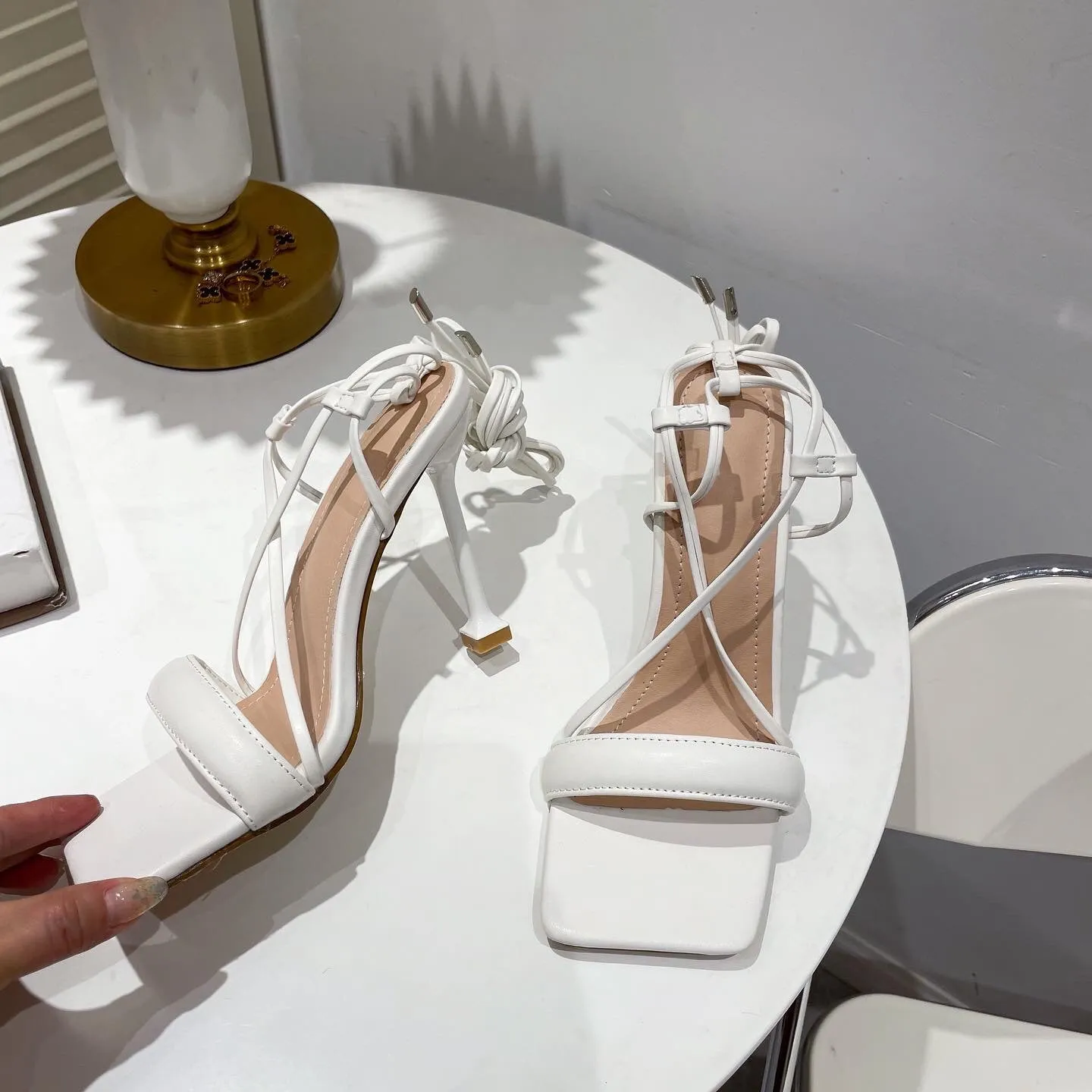Brenda  Stiletto-Absatz mit Cutout und Knchelriemen