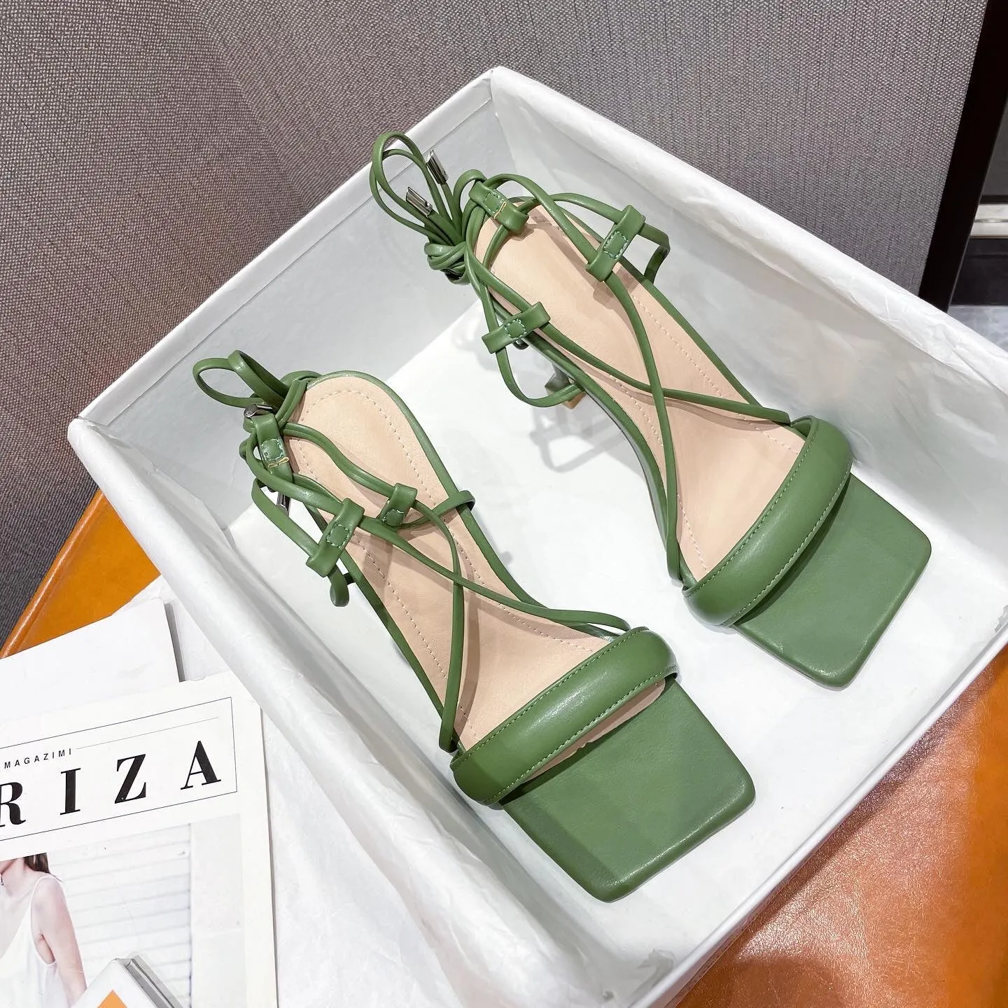 Brenda  Stiletto-Absatz mit Cutout und Knchelriemen