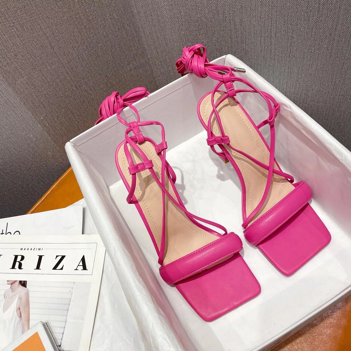 Brenda  Stiletto-Absatz mit Cutout und Knchelriemen